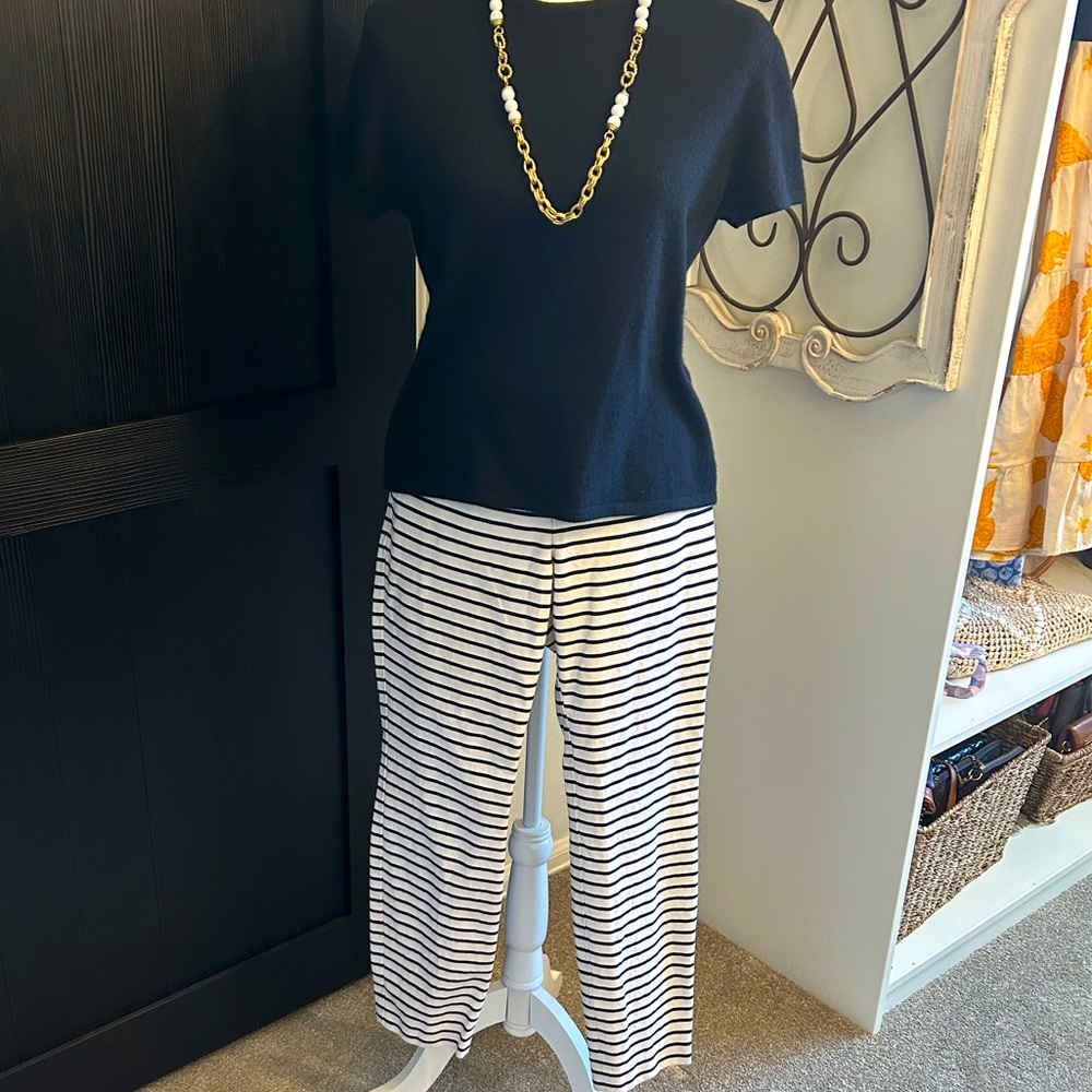 Black and white w black pipping capris